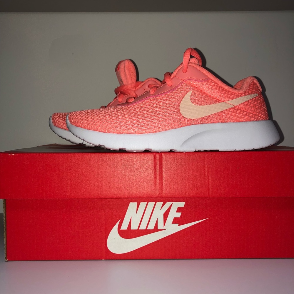 Nike TanJun girls sneakers.